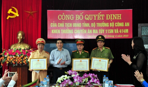 Chủ tịch UBND tỉnh Lào Cai Doãn Văn Hưởng tặng Bằng khen cho các tập thể có thành tích xuất sắc trong chuyên án 115N.